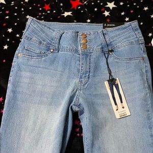 Light wash, high waist skinny jeans! Size 6